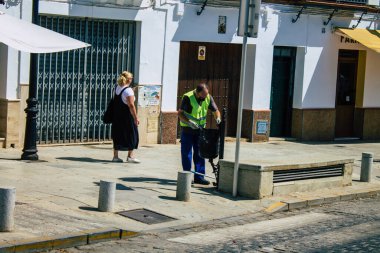 Carmona İspanya 30 Temmuz 2021 'de Carmona' da Avrupa 'nın Parlak Yıldızı adında bir cadde temizleyicisi çalışıyor. Kasaba tipik bir dar ve dolambaçlı Arap yerleşimi gösteriyor.