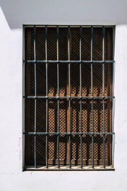 Carmona İspanya 31 Temmuz 2021, Carmona 'nın dar sokaklarında eski bir evin penceresinin kapatılması, şehir tipik bir dar ve dolambaçlı Arap yerleşimini gösteriyor.