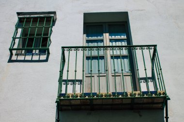 Carmona İspanya 31 Temmuz 2021, Carmona 'nın dar sokaklarında eski bir evin penceresinin kapatılması, şehir tipik bir dar ve dolambaçlı Arap yerleşimini gösteriyor.