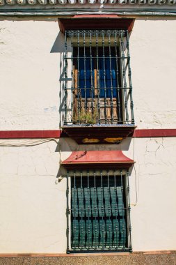 Carmona İspanya 31 Temmuz 2021, Carmona 'nın dar sokaklarında eski bir evin penceresinin kapatılması, şehir tipik bir dar ve dolambaçlı Arap yerleşimini gösteriyor.