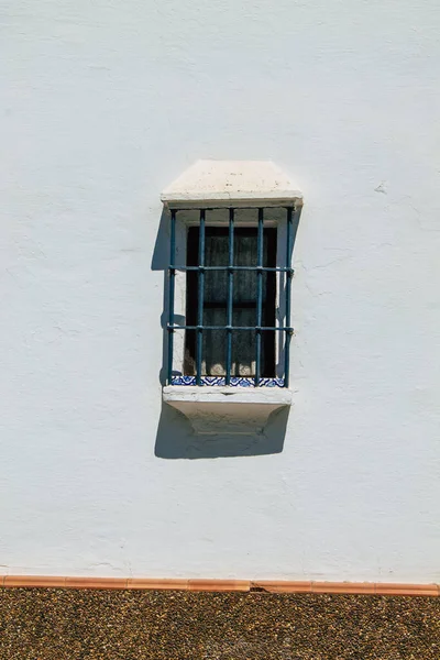 カルモナスペイン2021年7月31日カルモナの町の狭い通りにある古い家の窓の閉まりは 典型的な狭くて蛇行するアラビア語のレイアウトを示しています — ストック写真