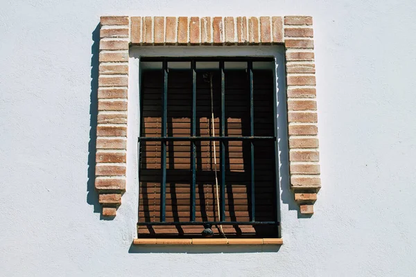 カルモナスペイン2021年7月31日カルモナの町の狭い通りにある古い家の窓の閉まりは 典型的な狭くて蛇行するアラビア語のレイアウトを示しています — ストック写真