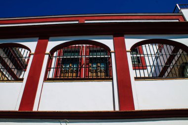 Carmona İspanya 31 Temmuz 2021, Carmona 'nın dar sokaklarında eski bir evin penceresinin kapatılması, şehir tipik bir dar ve dolambaçlı Arap yerleşimini gösteriyor.