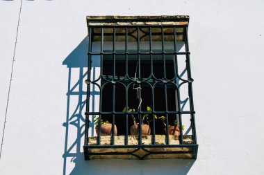 Carmona İspanya 31 Temmuz 2021, Carmona 'nın dar sokaklarında eski bir evin penceresinin kapatılması, şehir tipik bir dar ve dolambaçlı Arap yerleşimini gösteriyor.