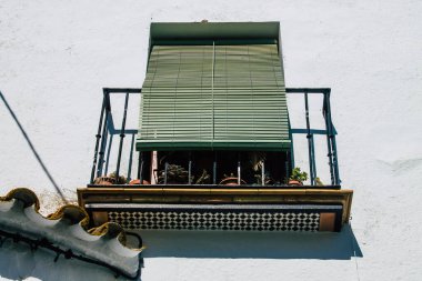 Carmona İspanya 31 Temmuz 2021, Carmona 'nın dar sokaklarında eski bir evin penceresinin kapatılması, şehir tipik bir dar ve dolambaçlı Arap yerleşimini gösteriyor.