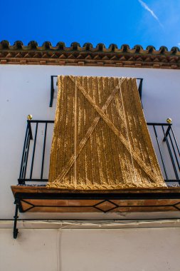 Carmona İspanya 31 Temmuz 2021, Carmona 'nın dar sokaklarında eski bir evin penceresinin kapatılması, şehir tipik bir dar ve dolambaçlı Arap yerleşimini gösteriyor.