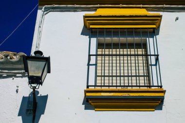Carmona İspanya 31 Temmuz 2021, Carmona 'nın dar sokaklarında eski bir evin penceresinin kapatılması, şehir tipik bir dar ve dolambaçlı Arap yerleşimini gösteriyor.