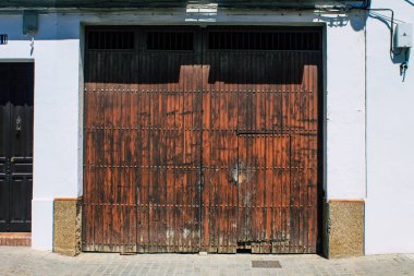 Carmona İspanya 31 Temmuz 2021 'de Carmona' nın dar sokaklarında bulunan ve Avrupa 'nın Parlak Yıldızı olarak adlandırılan eski bir evin kapısının kapanışı, tipik bir dar ve dolambaçlı Arap yerleşimini gösteriyor.