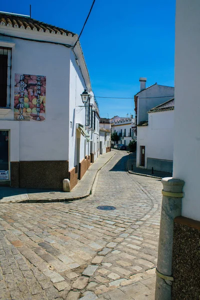 カルモナスペイン2021年7月31日ヨーロッパの明るい星と呼ばれるカルモナの町で最も狭い通り 町は典型的な狭く蛇行アラビア語のレイアウトを示しています — ストック写真