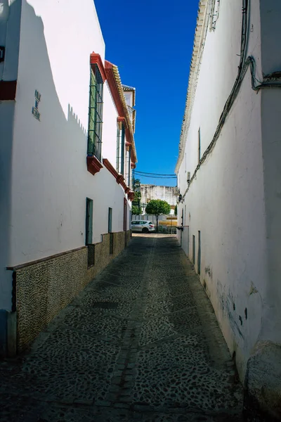 2021年7月31日 西班牙卡尔莫纳镇狭窄的街道被称为 明亮的欧洲之星 这是一个典型的狭窄而曲折的阿拉伯布局 — 图库照片