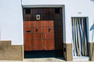 Carmona İspanya 31 Temmuz 2021 'de Carmona' nın dar sokaklarında bulunan ve Avrupa 'nın Parlak Yıldızı olarak adlandırılan eski bir evin kapısının kapanışı, tipik bir dar ve dolambaçlı Arap yerleşimini gösteriyor.