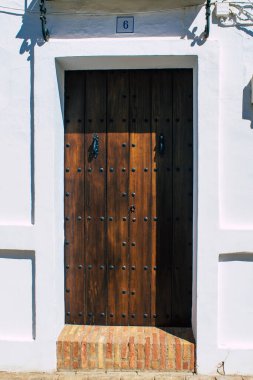 Carmona İspanya 31 Temmuz 2021 'de Carmona' nın dar sokaklarında bulunan ve Avrupa 'nın Parlak Yıldızı olarak adlandırılan eski bir evin kapısının kapanışı, tipik bir dar ve dolambaçlı Arap yerleşimini gösteriyor.