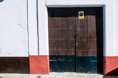 Carmona İspanya 31 Temmuz 2021 'de Carmona' nın dar sokaklarında bulunan ve Avrupa 'nın Parlak Yıldızı olarak adlandırılan eski bir evin kapısının kapanışı, tipik bir dar ve dolambaçlı Arap yerleşimini gösteriyor.