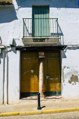 Carmona İspanya 31 Temmuz 2021 Carmona 'da Avrupa' nın Parlak Yıldızı olarak adlandırılan caddelerdeki eski ev cephesinde şehir tipik bir dar ve dolambaçlı Arap yerleşimi sergiliyor.