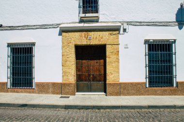 Carmona İspanya 31 Temmuz 2021 Carmona 'da Avrupa' nın Parlak Yıldızı olarak adlandırılan caddelerdeki eski ev cephesinde şehir tipik bir dar ve dolambaçlı Arap yerleşimi sergiliyor.