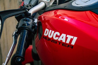 Carmona İspanya 30 Temmuz 2021 Canavar motosiklet Carmona sokaklarında park, şehir tipik dar ve dolambaçlı bir Arap yerleşim gösterir