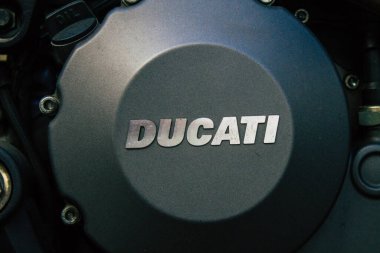 Carmona İspanya 30 Temmuz 2021 Canavar motosiklet Carmona sokaklarında park, şehir tipik dar ve dolambaçlı bir Arap yerleşim gösterir