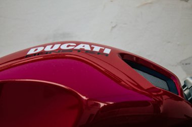 Carmona İspanya 30 Temmuz 2021 Canavar motosiklet Carmona sokaklarında park, şehir tipik dar ve dolambaçlı bir Arap yerleşim gösterir