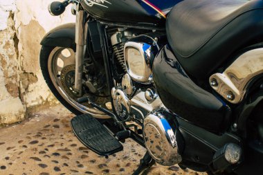 Carmona İspanya 31 Temmuz 2021 Daelim Daystar motosikleti Carmona sokaklarında park halinde, şehir tipik bir dar ve dolambaçlı Arap yerleşimi gösteriyor.