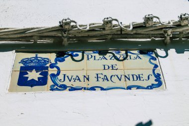 Carmona İspanya 01 Ağustos 2021 Artistique sokak adı, yol kullanıcılarına bilgi sağlamak için yolun kenarında veya üzerinde dikildi tipik dar ve dolambaçlı Carmona kasabasında