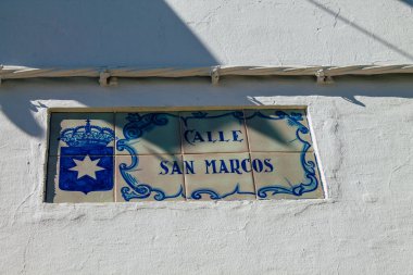 Carmona İspanya 01 Ağustos 2021 Artistique sokak adı, yol kullanıcılarına bilgi sağlamak için yolun kenarında veya üzerinde dikildi tipik dar ve dolambaçlı Carmona kasabasında