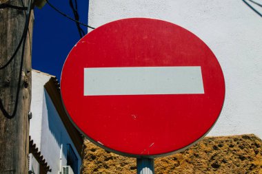 Carmona İspanya 01 Ağustos 2021, yol kenarında veya üzerinde dikilmiş yol kullanıcılarına bilgi sağlamak için tipik dar ve dolambaçlı Carmona kasabasında