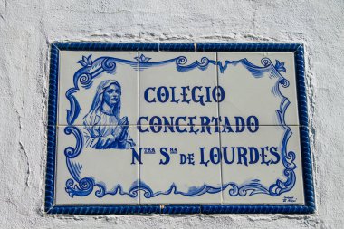 Carmona İspanya 01 Ağustos 2021, yol kenarında veya üzerinde dikilmiş yol kullanıcılarına bilgi sağlamak için tipik dar ve dolambaçlı Carmona kasabasında