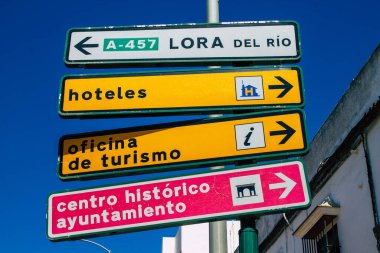 Carmona İspanya 01 Ağustos 2021, yol kenarında veya üzerinde dikilmiş yol kullanıcılarına bilgi sağlamak için tipik dar ve dolambaçlı Carmona kasabasında
