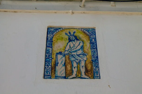 カルモナスペイン2021年7月31日カルモナの町の狭い通りにある古い家の正面にある宗教的な絵は 典型的な狭く蛇行するアラビア語のレイアウトを示しています — ストック写真