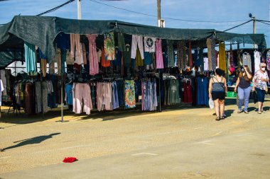 Carmona İspanya 2 Ağustos 2021 Coronavirüs salgını sırasında şehir merkezindeki yerel pazar İspanya 'yı vurdu, insanlar her pazartesi alışveriş yapıyor, maske takmak zorunludur.