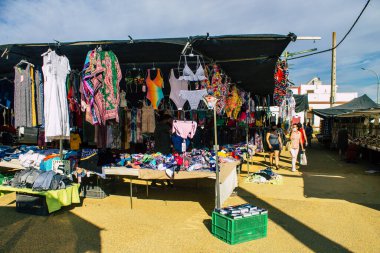 Carmona İspanya 2 Ağustos 2021 Coronavirüs salgını sırasında şehir merkezindeki yerel pazar İspanya 'yı vurdu, insanlar her pazartesi alışveriş yapıyor, maske takmak zorunludur.