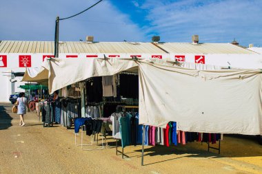 Carmona İspanya 2 Ağustos 2021 Coronavirüs salgını sırasında şehir merkezindeki yerel pazar İspanya 'yı vurdu, insanlar her pazartesi alışveriş yapıyor, maske takmak zorunludur.