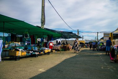 Carmona İspanya 2 Ağustos 2021 Coronavirüs salgını sırasında şehir merkezindeki yerel pazar İspanya 'yı vurdu, insanlar her pazartesi alışveriş yapıyor, maske takmak zorunludur.