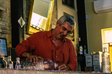 Carmona İspanya 3 Ağustos 2021 Anise Fabrikası Los Hermanos 'un iç görünümü, İspanya' nın en eski damıtımcılarından biri, Carmona 'nın en geleneksel tatları ve 1880 yılından kalma en iyi anason.