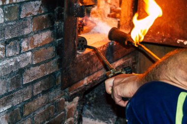 Carmona İspanya 3 Ağustos 2021 Los Hermanos içki imalathanesi 400 litre kapasiteye sahip iki 140 yıllık bakır imalathanesinden oluşur.