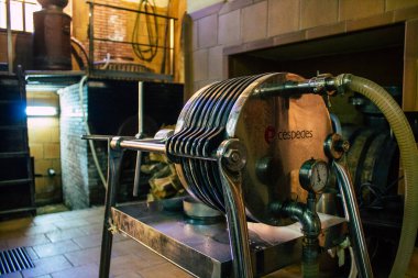 Carmona İspanya 3 Ağustos 2021 Los Hermanos damıtma tarifi, 1880 'den beri, ortalama bir mezuniyette damıtılarak elde edilen tek anisette, ki bu da ona olağanüstü nitelikler kazandırır.