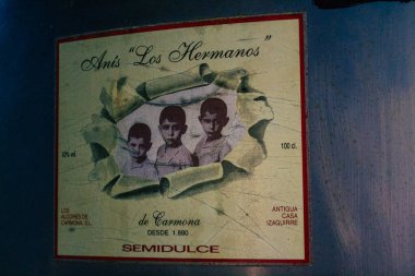 Carmona İspanya 3 Ağustos 2021 Los Hermanos damıtma tarifi, 1880 'den beri, ortalama bir mezuniyette damıtılarak elde edilen tek anisette, ki bu da ona olağanüstü nitelikler kazandırır.