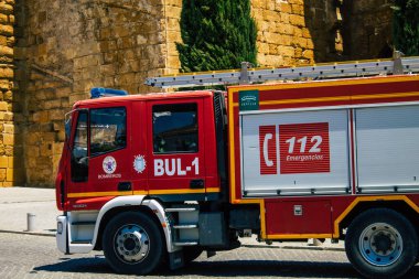 Carmona İspanya 4 Ağustos 2021 Coronavirus salgını sırasında İspanya 'yı vuran Carmona caddelerinden geçen itfaiye aracı