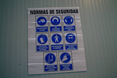 Carmona İspanya 4 Ağustos 2021 Yeni Felina ferahlatıcı içeceğinin modern üretim hattı Andalusi Beverages tarafından üçüncü bir kişi için üretilen üretim müdürü Jose Antonio Rodriguez Herrero