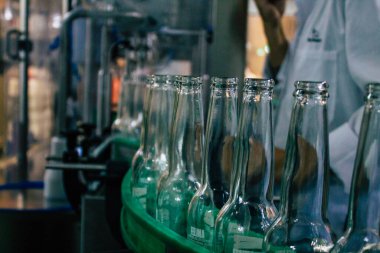 Carmona İspanya 4 Ağustos 2021 Yeni Felina ferahlatıcı içeceğinin modern üretim hattı Andalusi Beverages tarafından üçüncü bir kişi için üretilen üretim müdürü Jose Antonio Rodriguez Herrero