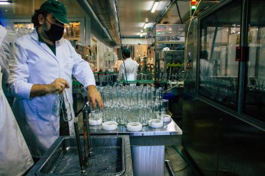 Carmona İspanya 4 Ağustos 2021 Yeni Felina ferahlatıcı içeceğinin modern üretim hattı Andalusi Beverages tarafından üçüncü bir kişi için üretilen üretim müdürü Jose Antonio Rodriguez Herrero