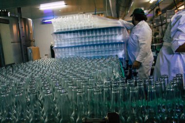 Carmona İspanya 4 Ağustos 2021 Yeni Felina ferahlatıcı içeceğinin modern üretim hattı Andalusi Beverages tarafından üçüncü bir kişi için üretilen üretim müdürü Jose Antonio Rodriguez Herrero