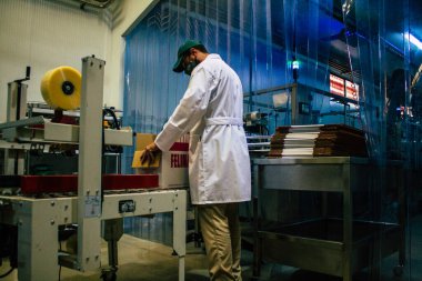 Carmona İspanya 4 Ağustos 2021 Yeni Felina ferahlatıcı içeceğinin modern üretim hattı Andalusi Beverages tarafından üçüncü bir kişi için üretilen üretim müdürü Jose Antonio Rodriguez Herrero