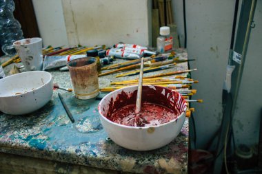 Carmona İspanya 05 Ağustos 2021 Büyük heykeltraş Miguel Angel Valverde tarafından kullanılan aletler ve Carmona şehrinin en iyi hayali geleneğinin varisi, kendi kendine öğretilen kutsal heykelin efendisi