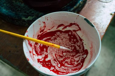 Carmona İspanya 05 Ağustos 2021 Büyük heykeltraş Miguel Angel Valverde tarafından kullanılan aletler ve Carmona şehrinin en iyi hayali geleneğinin varisi, kendi kendine öğretilen kutsal heykelin efendisi