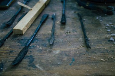 Carmona İspanya 05 Ağustos 2021 Büyük heykeltraş Miguel Angel Valverde tarafından kullanılan aletler ve Carmona şehrinin en iyi hayali geleneğinin varisi, kendi kendine öğretilen kutsal heykelin efendisi