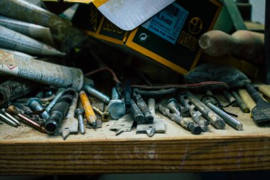 Carmona İspanya 05 Ağustos 2021 Büyük heykeltraş Miguel Angel Valverde tarafından kullanılan aletler ve Carmona şehrinin en iyi hayali geleneğinin varisi, kendi kendine öğretilen kutsal heykelin efendisi