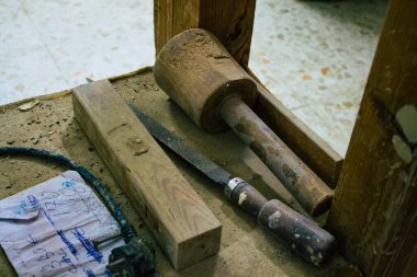 Carmona İspanya 05 Ağustos 2021 Büyük heykeltraş Miguel Angel Valverde tarafından kullanılan aletler ve Carmona şehrinin en iyi hayali geleneğinin varisi, kendi kendine öğretilen kutsal heykelin efendisi