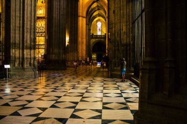 Seville İspanya 10 Ağustos 2021 Santa Maria de Sevilla 'daki Aziz Metropolitan ve Patriksel Katedrali dünyanın en büyük Gotik katedrali.