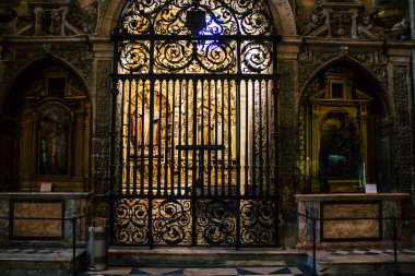 Seville İspanya 10 Ağustos 2021 Santa Maria de Sevilla 'daki Aziz Metropolitan ve Patriksel Katedrali dünyanın en büyük Gotik katedrali.